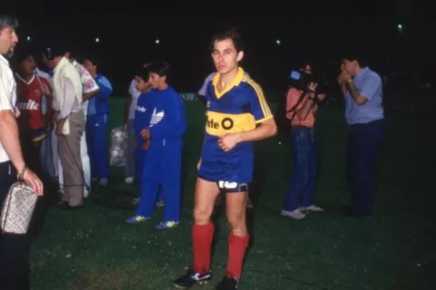 ¿Estuvo cerca? Cómo fue la vez en que Ricardo Bochini se puso la camiseta de Boca adelante de todos
