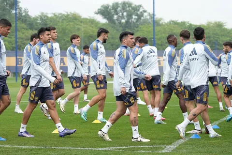 Milton Giménez y Jabes Saralegui pelean por un lugar en el once de Boca ante Lanús