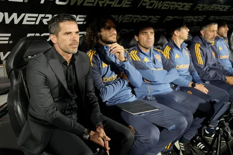 Gago y su cuerpo técnico en Boca