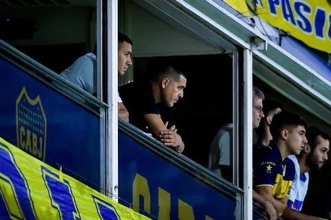 Visita en La Bombonera: Riquelme intercambió camisetas con un club europeo