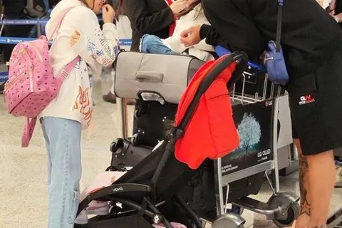 Marcos Rojo en su viaje hacia Estados Unidos junto a su familia.