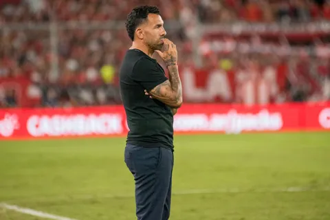 El picante tuit de madrugada de Carlos Tevez contra Pablo Toviggino: "Los bolsos de Qatar"