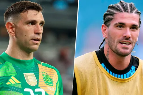 La cábala del Dibu Martínez y Rodrigo De Paul durante el himno en Argentina vs. Colombia
