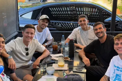 Un jugador de Boca recibió a Paredes, Zeballos y otros compañeros en su cafetería de Palermo