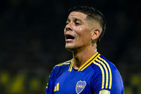 Regalo de un cantante: Marcos Rojo se puso la camiseta de Temperley