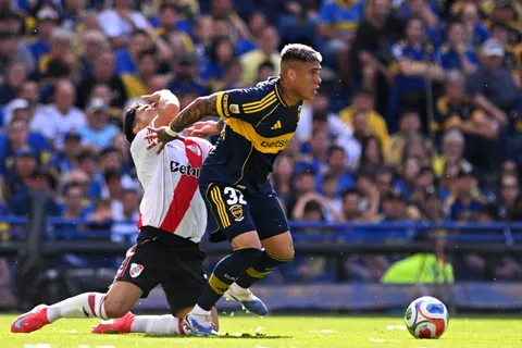 La chicana de Ayrton Costa a Maxi Salas que celebraron los hinchas de Boca: "Lo tuvo de hijo"