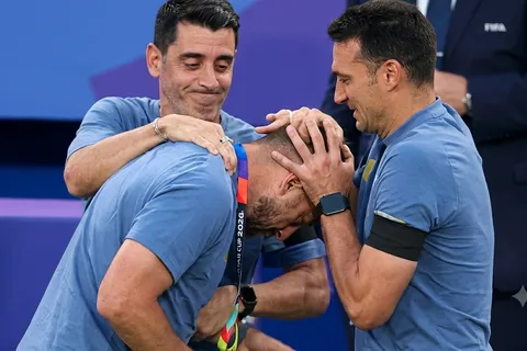 Scaloni felicitó a Walter Samuel por el gol de Mac Allister: el motivo