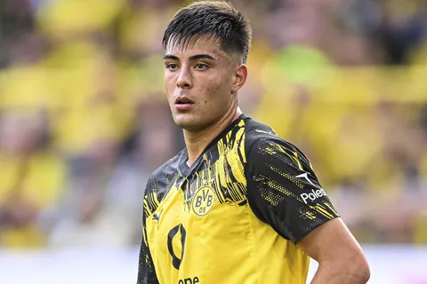 Aaron Anselmino debutó en Borussia Dortmund