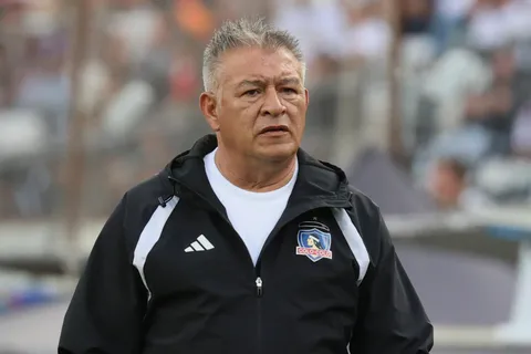 Claudio Borghi fue DT de Riquelme en Boca y es una opción como nuevo mánager del club