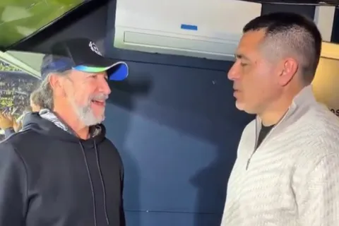 Juan Román Riquelme se encontró con un otro famoso artista internacional en La Bombonera: "Usted es el ídolo de mi mamá"