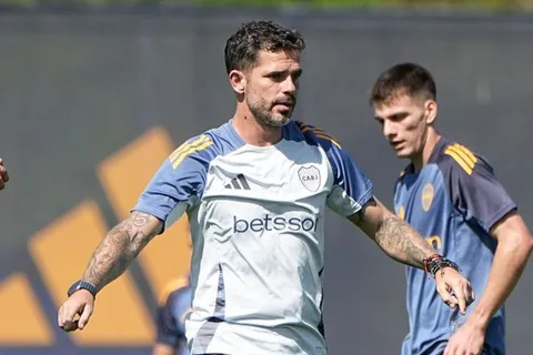 Fernando Gago sorprende en Boca con las dos duplas centrales que armó en la práctica