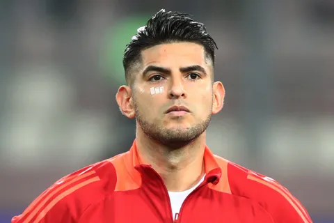 Ex Boca | Zambrano compartió cancha con su hijo en Perú pero se fue expulsado