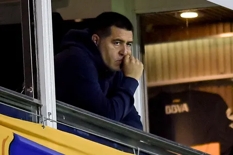 Fue compañero de Juan Román Riquelme en Boca y cuestionó su charla con el plantel: "Como si tu suegra se mete en tu casa..."