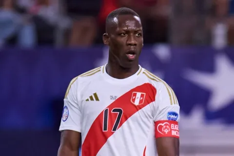 Increíble: ¿Luis Advíncula se lesionó por el estado del campo de juego?