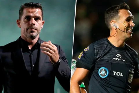 La irónica frase de Fernando Gago sobre el árbitro en pleno Boca-Banfield: "No las tiene, ¿no?"