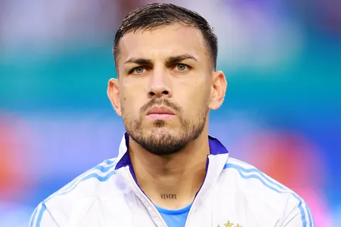Boca le envió una fuerte oferta formal a Paredes: los detalles del contrato "al nivel de Cavani" y la postura de Roma