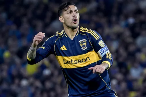La foto de Paredes junto a dos referentes del vestuario de Boca: "Cómo los quiero"