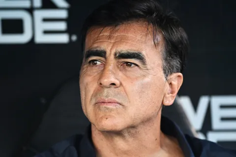 La curiosa escena que vivió Gustavo Quinteros en Europa con un argentino, mientras espera por Boca