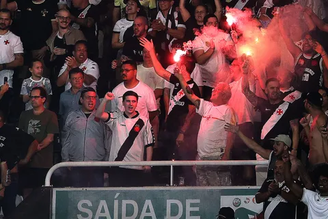 Hinchas de Vasco Da Gama mostraron respeto antes del duelo de ida. 