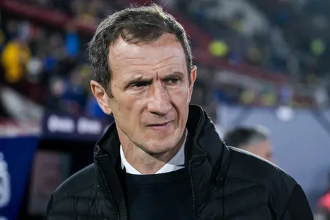 Arruabarrena piensa en el equipo de Boca vs. Racing. 