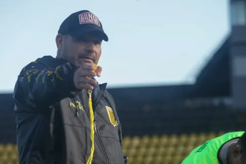 Bazán Vera elogió a Edinson Cavani antes del partido por Copa Argentina: “Juega como un pibe”