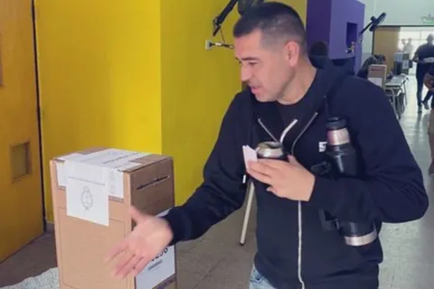 Riquelme fue a votar y todos los hinchas buscaron el 7 oculto en la foto