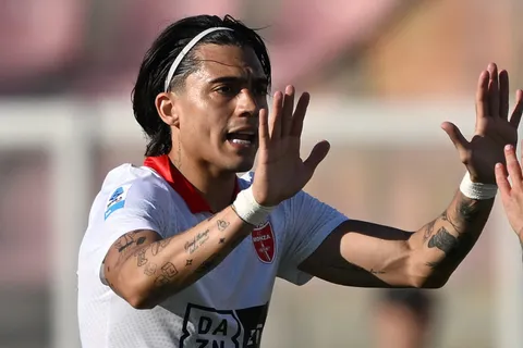 El golazo de tiro libre de Zeballos en su debut con el Monza