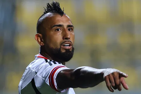 Arturo Vidal no quiere que Carlos Palacios se vaya a Boca y le mete presión al delantero