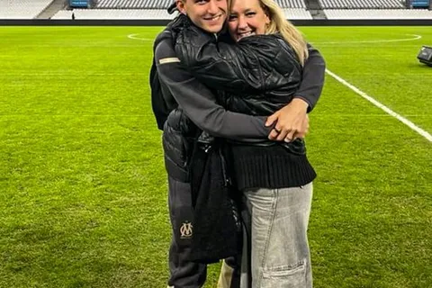 Leonardo Balerdi junto a su madre