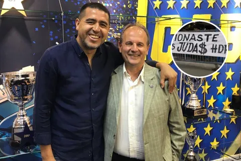 ¿Hay interna con Riquelme? Apareció un pasacalles en Boca contra Ricardo Rosica