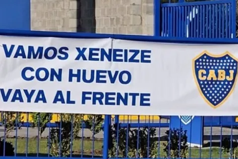 Bandera de los hinchas en Boca Predio antes del cruce con Palmeiras