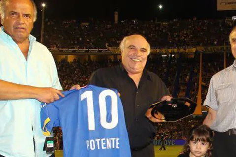 Osvaldo Potente fue ídolo de Maradona en Boca y hoy trabaja en una fábrica de trofeos