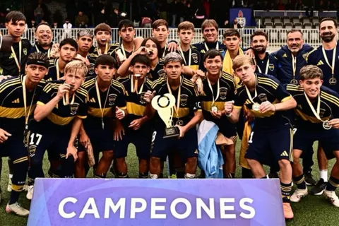 Boca juega la Messi Cup. 