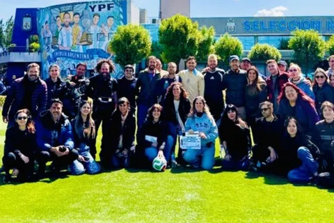 Leandro Paredes apareció junto a Marcelo Tinelli con la ropa de la Selección Argentina y en el predio de AFA: el motivo