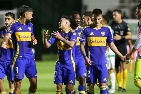 Zeballos y Velasco están cuestionados en Boca y pelean por un lugar ante Alianza Lima