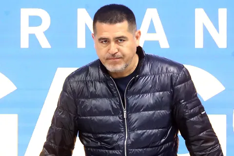 Riquelme piensa incluir a Luis Advíncula en una negociación para sellar su salida de Boca