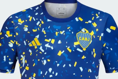 Además de la camiseta nueva, Adidas lanzó una casaca prematch con un diseño muy particular