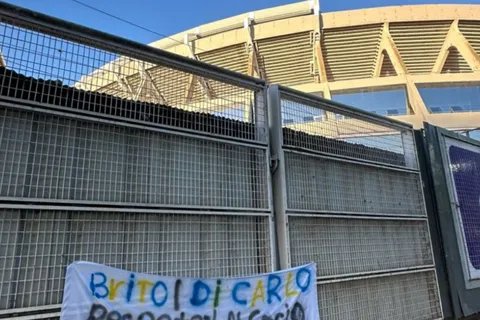 Apareció una bandera con los colores de Boca afuera del Monumental
