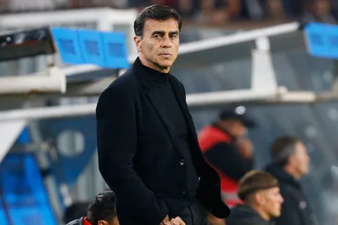 La última decisión de Gustavo Quinteros tras saber que Riquelme le da prioridad a Milito