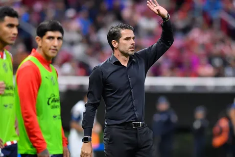 Chivas presentó a su nuevo DT y un dirigente le tiró un palazo a Gago: "Nunca"