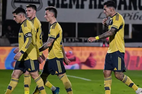 ¿Otro lesionado? Un titular de Boca se fue con molestias del estadio de Riestra