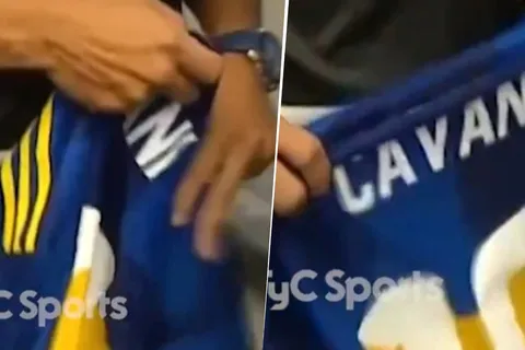 Emmanuel Giménez con la camiseta de Edinson Cavani
