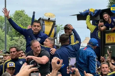 VIDEO | El gesto de Riquelme que emocionó a todos los hinchas de Boca en su llegada a la movilización