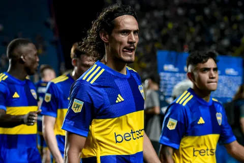 Nelson Pipino Cuevas le mojó la oreja a Edinson Cavani: "No le hace goles ni al arcoíris"