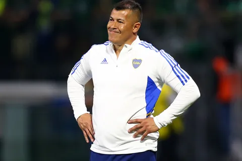 Almirón explicó el por qué de sus cambios: "Se nos complicó"