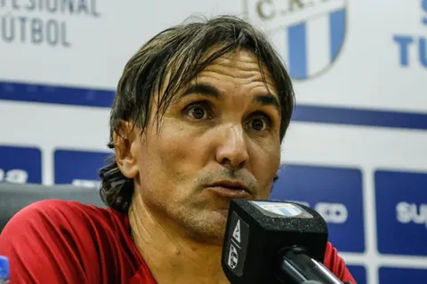 Aaron Molinas, el jugador que podría volver y ser titular por decisión de Diego Martínez