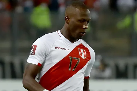 Luis Advíncula en Perú