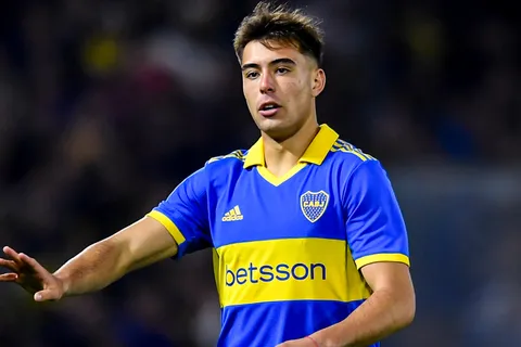Manchester United envió ojeadores para seguir a Aaron Anselmino: cuánto vale la cláusula del defensor