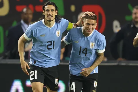Lucas Torreira contó cuál es el gran arrepentimiento de Cavani en Boca: "Siempre me lo dice"