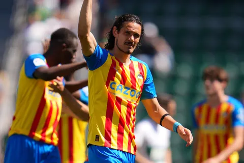 "Problemón": la tapa de un diario español refleja la situación entre Cavani y el Valencia